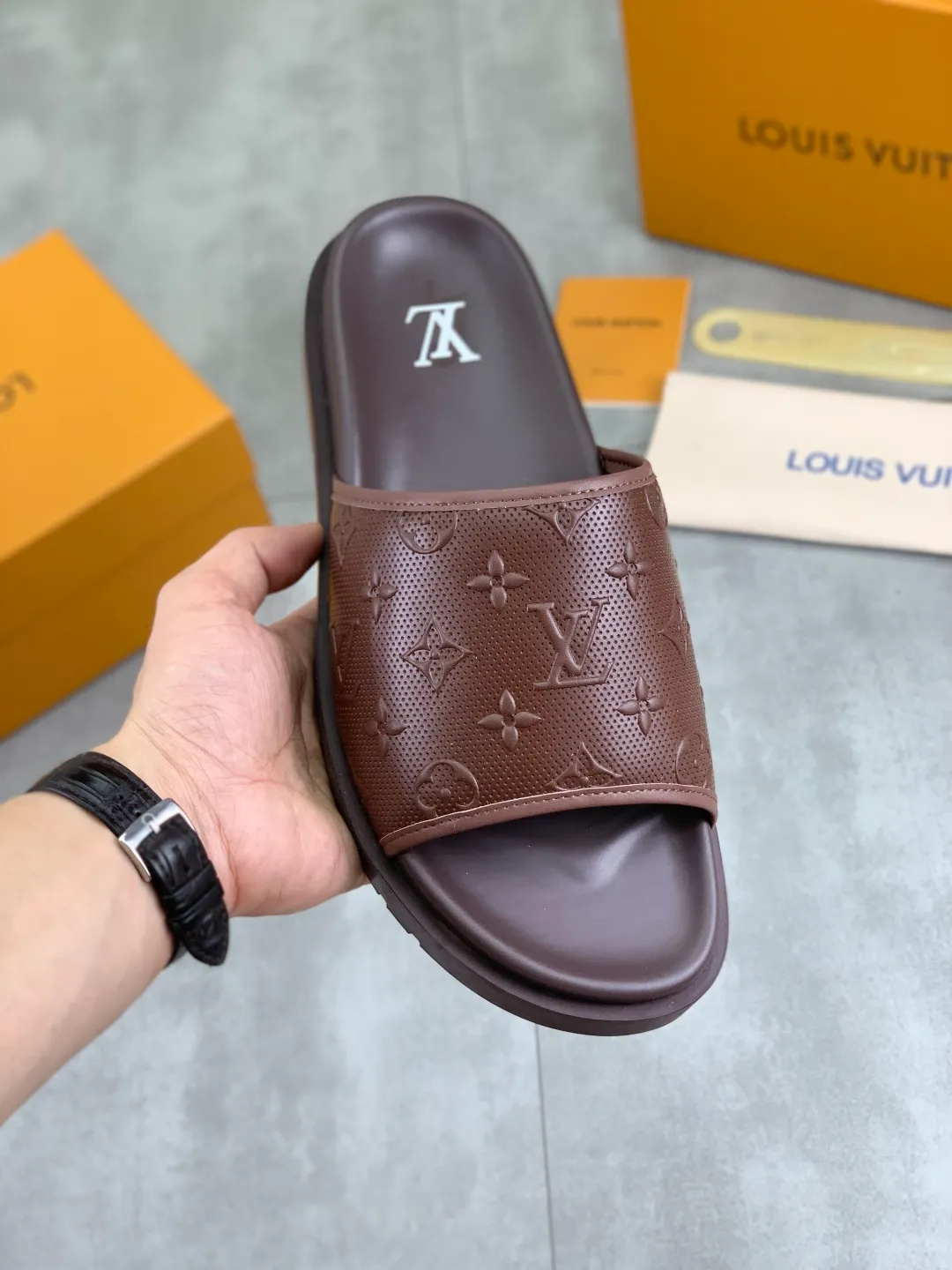 Men's shoes 💰P300💰【New style】🆘 Original quality 【LOUIS VUITTON】The popular Louis Vuitton LV men's slippers on the official website are on sale simultaneously! Original fabric imported from Italy, original factory special supply, code number: 38-44 (45 customized), many colors available